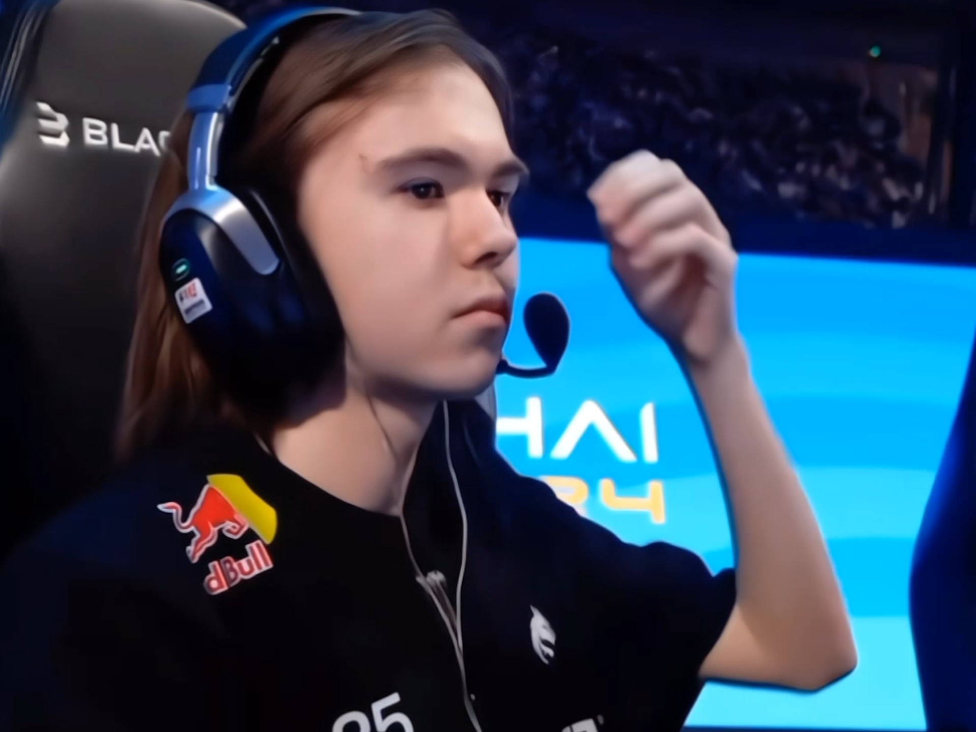 他通过引入 他通过引入